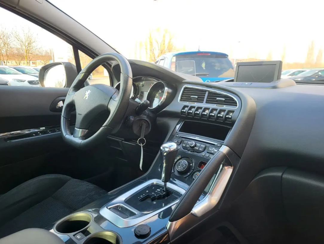 Peugeot 3008 Allure 1.6T toit panoramique