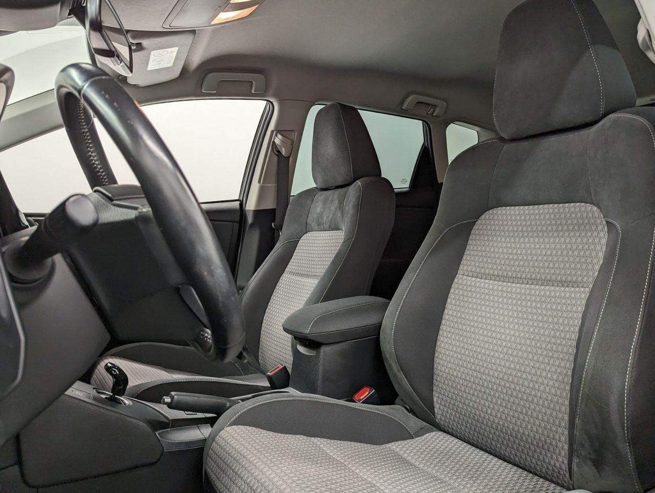 Toyota Auris Hybride 136h design business