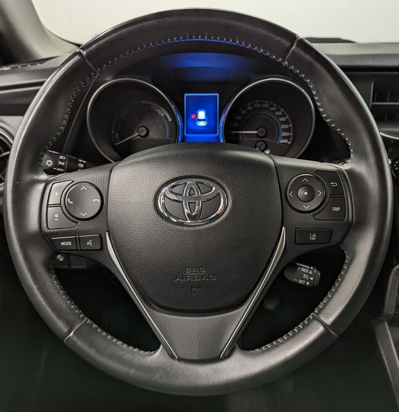 Toyota Auris Hybride 136h design business