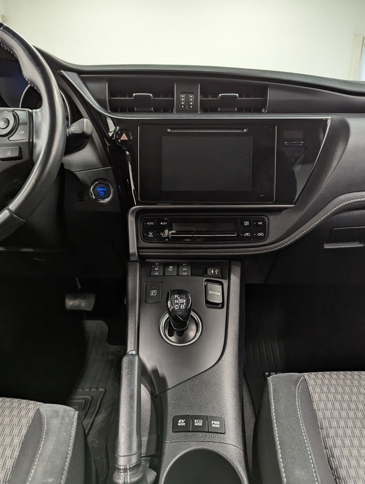 Toyota Auris Hybride 136h design business