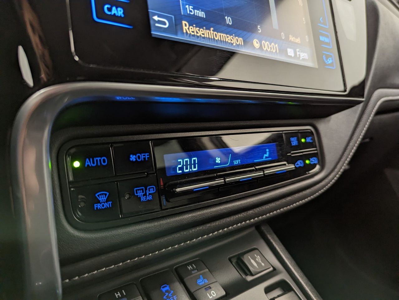 Toyota Auris Hybride 136h design business