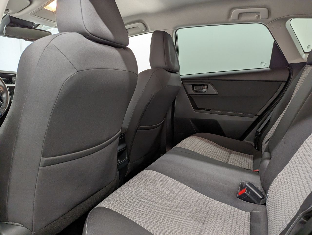 Toyota Auris Hybride 136h design business