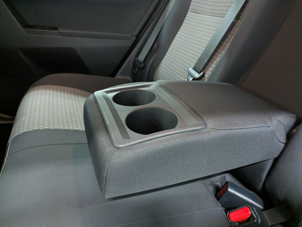 Toyota Auris Hybride 136h design business