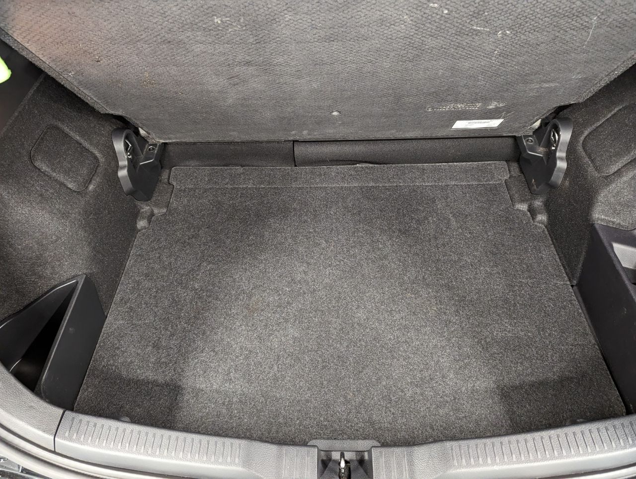 Toyota Auris Hybride 136h design business