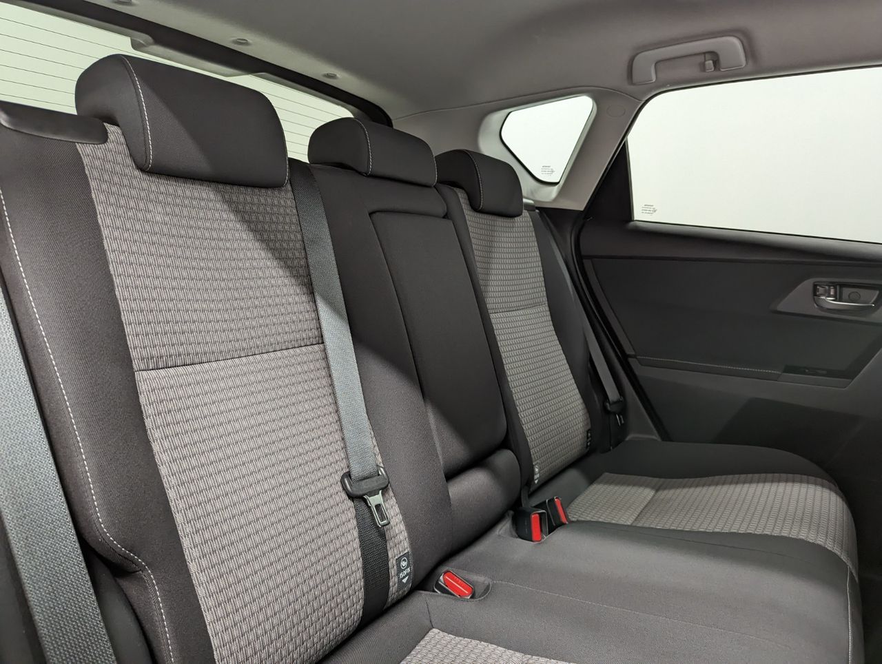 Toyota Auris Hybride 136h design business