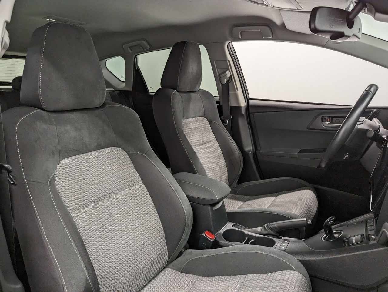 Toyota Auris Hybride 136h design business