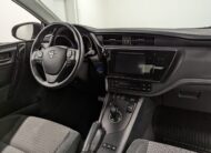 Toyota Auris Hybride 136h design business