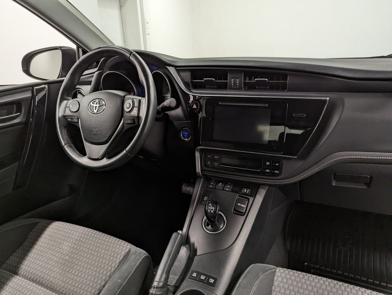 Toyota Auris Hybride 136h design business