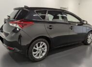 Toyota Auris Hybride 136h design business