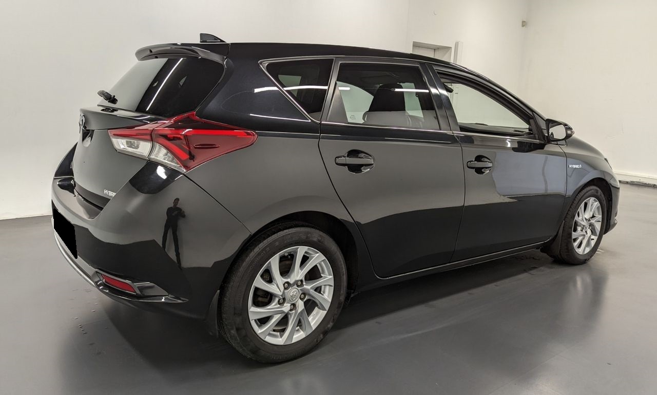 Toyota Auris Hybride 136h design business