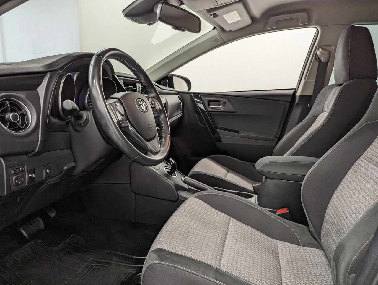 Toyota Auris Hybride 136h design business