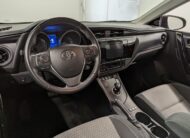 Toyota Auris Hybride 136h design business
