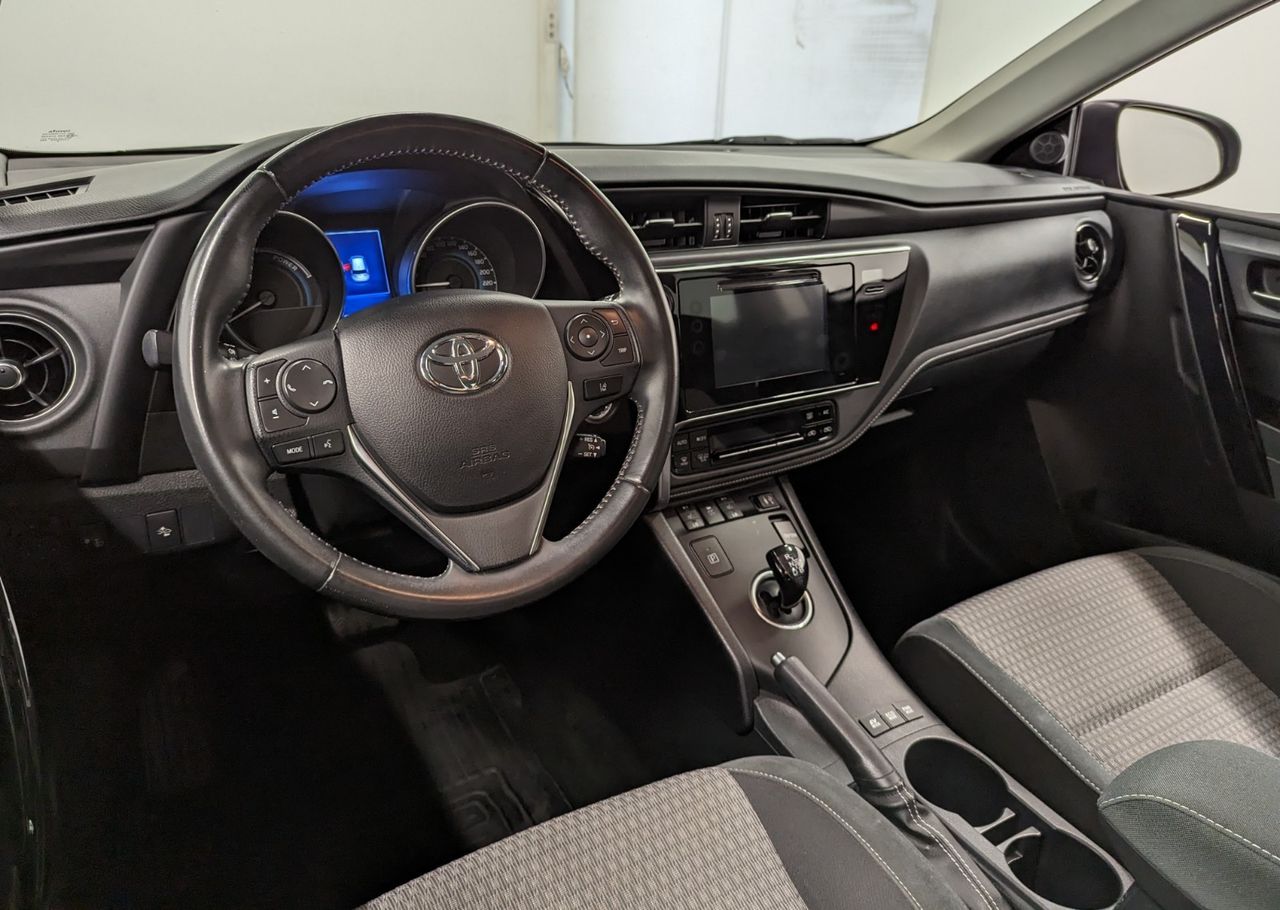 Toyota Auris Hybride 136h design business